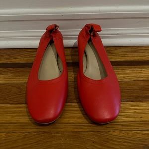 Everlane Italian leather day heel in red. Size 9.
